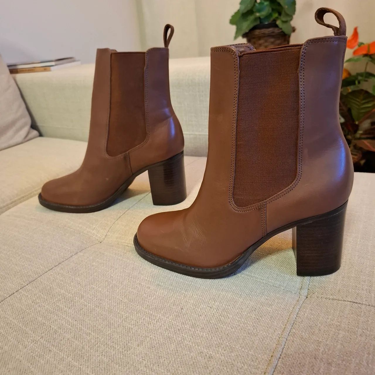 Bota de Couro Marrom - Elegância em Cada Passo - Foto 3