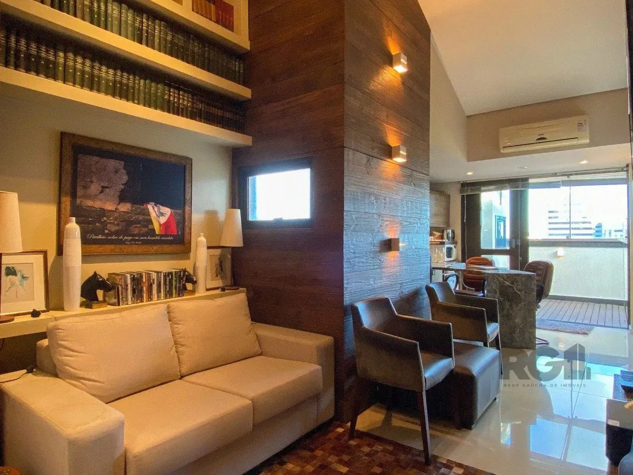 Sala mobiliada, com churrasqueira para happy hour e vista para o Guaíba