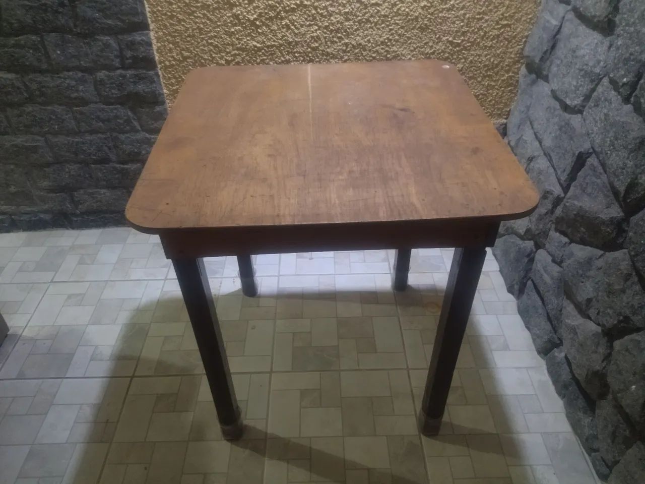 Mesa de madeira 70X70.