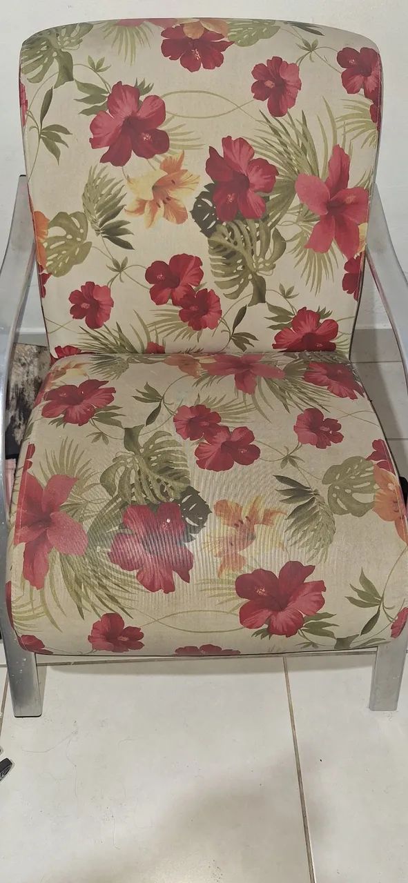 Poltrona floral com design clássico