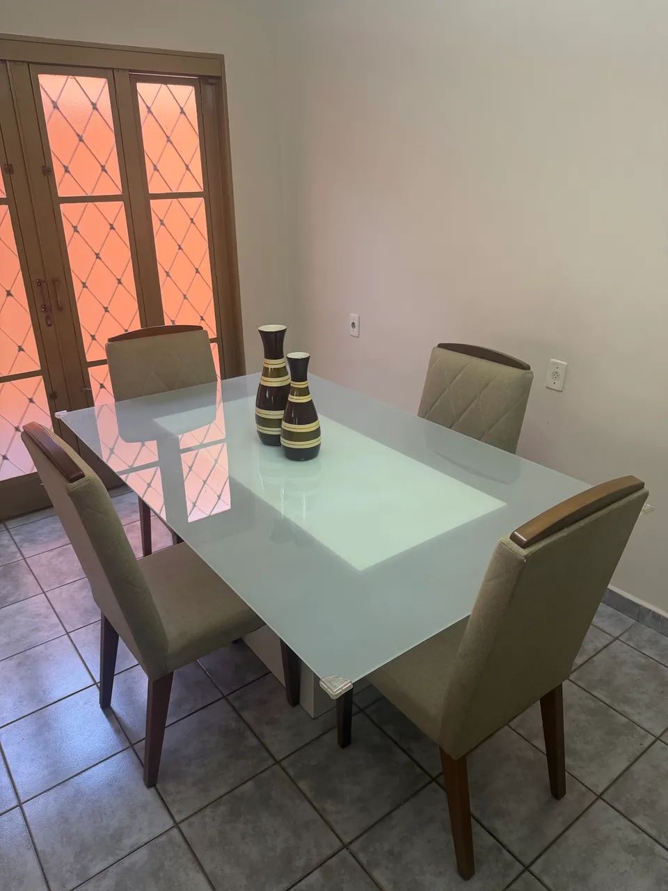Mesa de Jantar com 4 Cadeiras Vidro Blindex e MDF