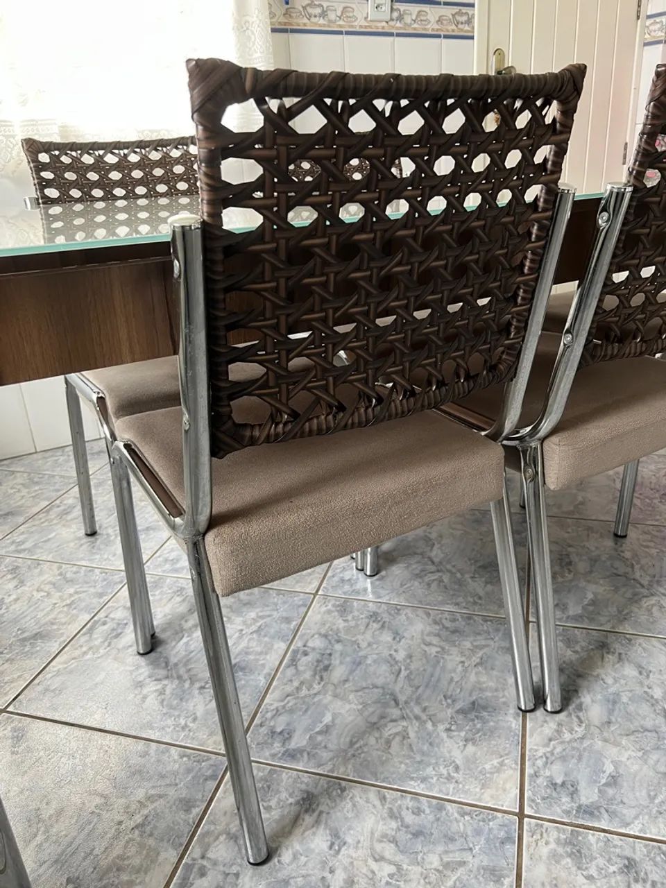 VENDO MESA COM 5 CADEIRAS - Foto 4