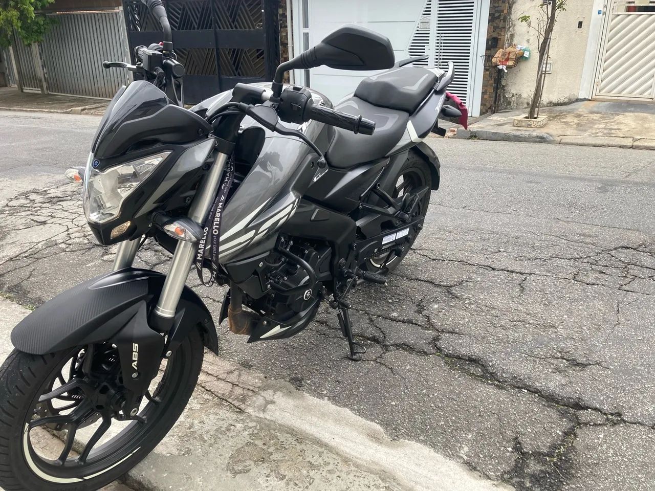 Bajaj Dominar 200 - Foto 2