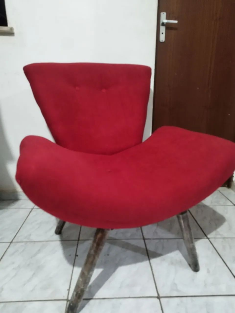 Poltrona estofada vermelha 