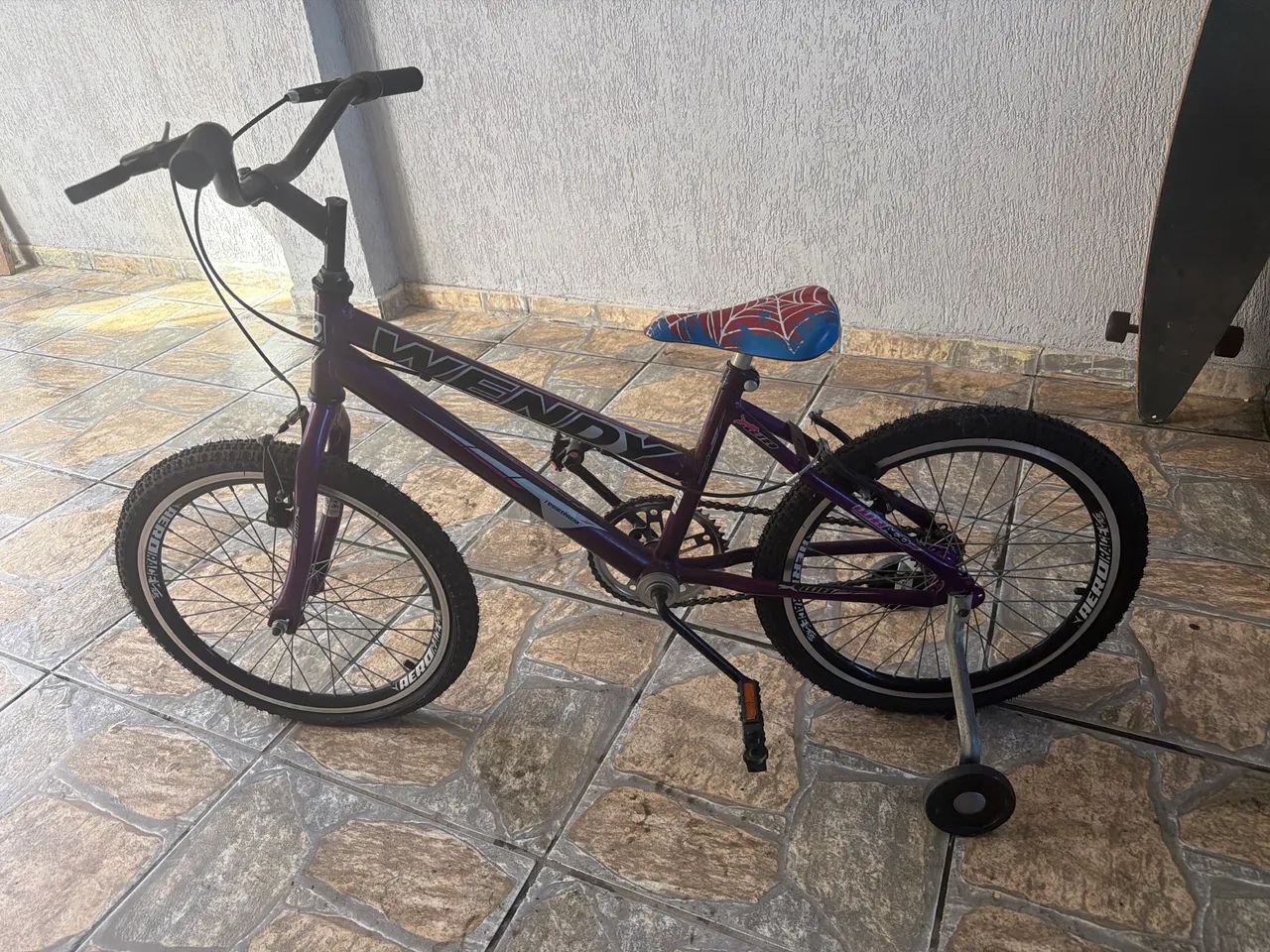 Bicicleta infantil com rodinhas 