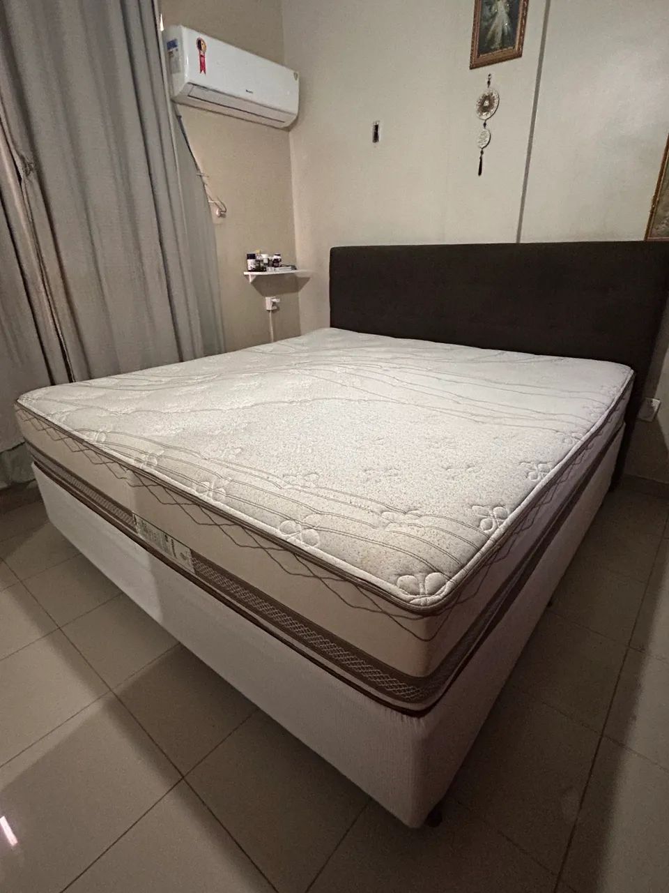 Vende-se cama super king, base box e cabeceira no valor de R$1.000,00