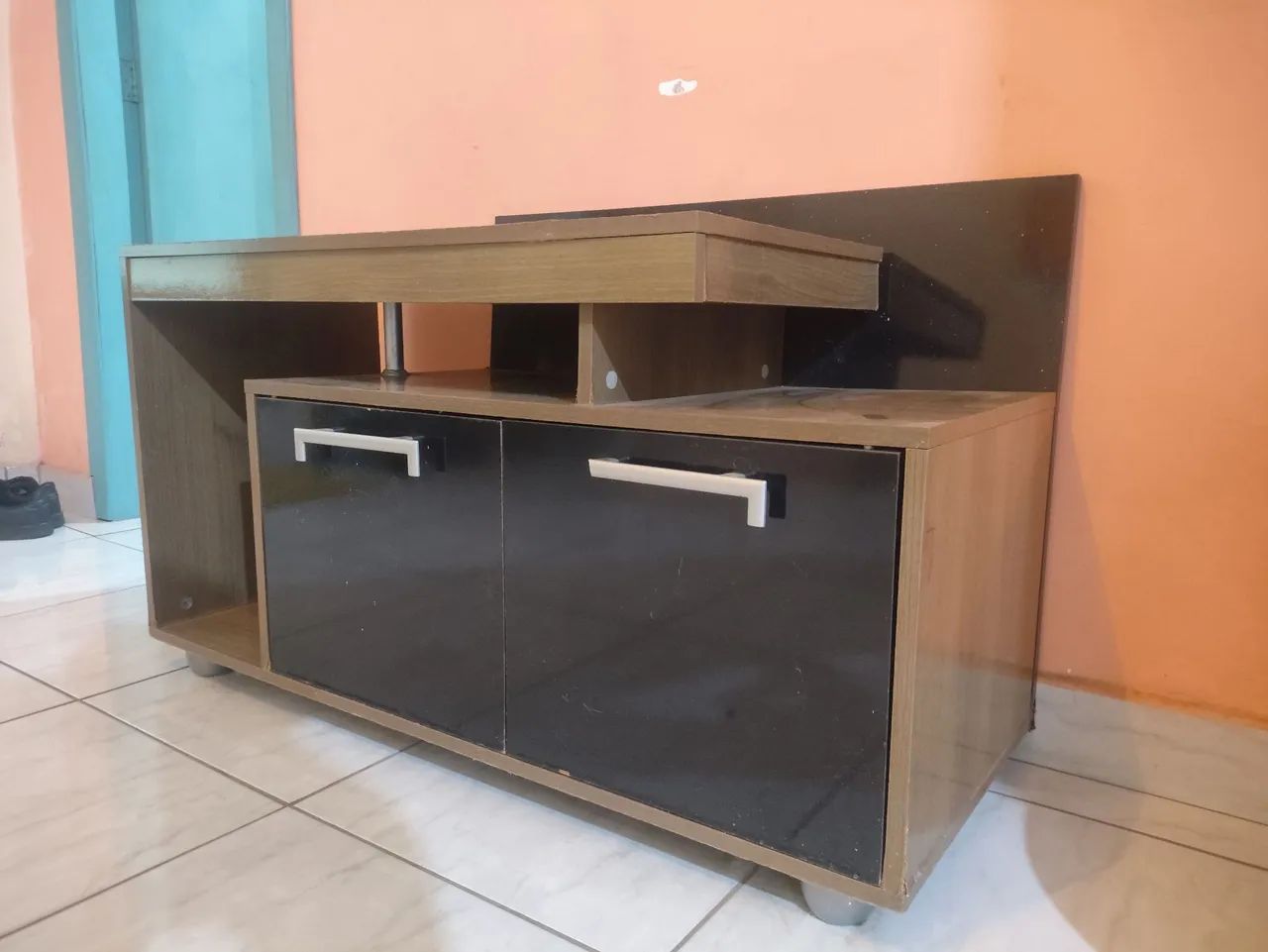 Rack / Painel para TV com Portas e Nicho - Madeira e Preto - Foto 2