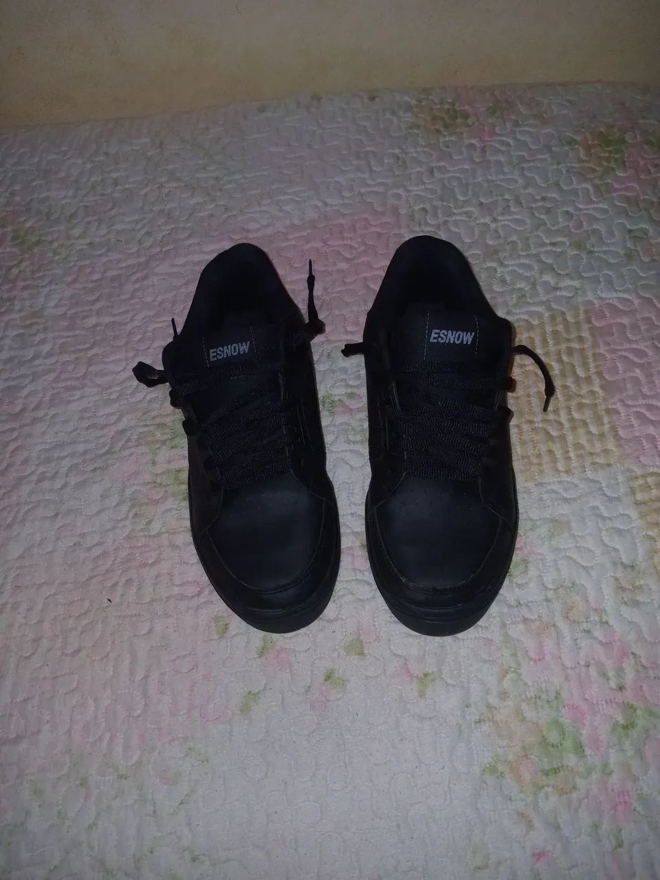 Tênis preto em ótimo estado