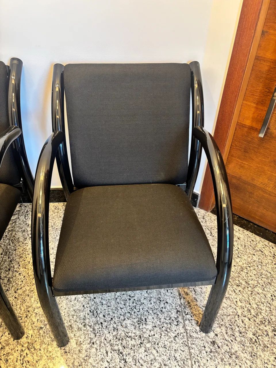 Duas poltronas para escritório 