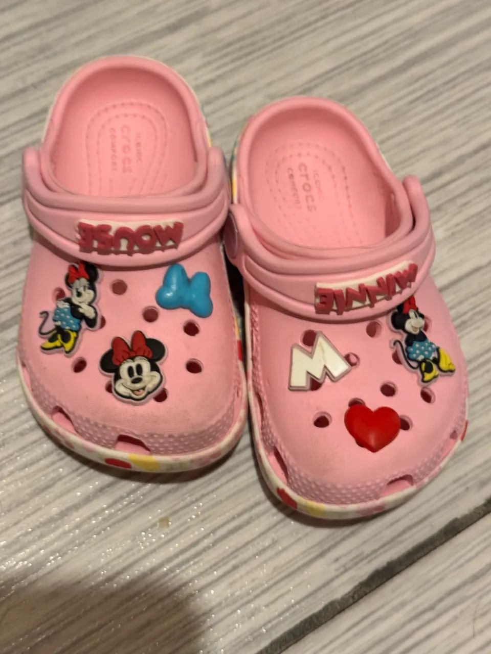 Crocs da Minie semi nova - Foto 4
