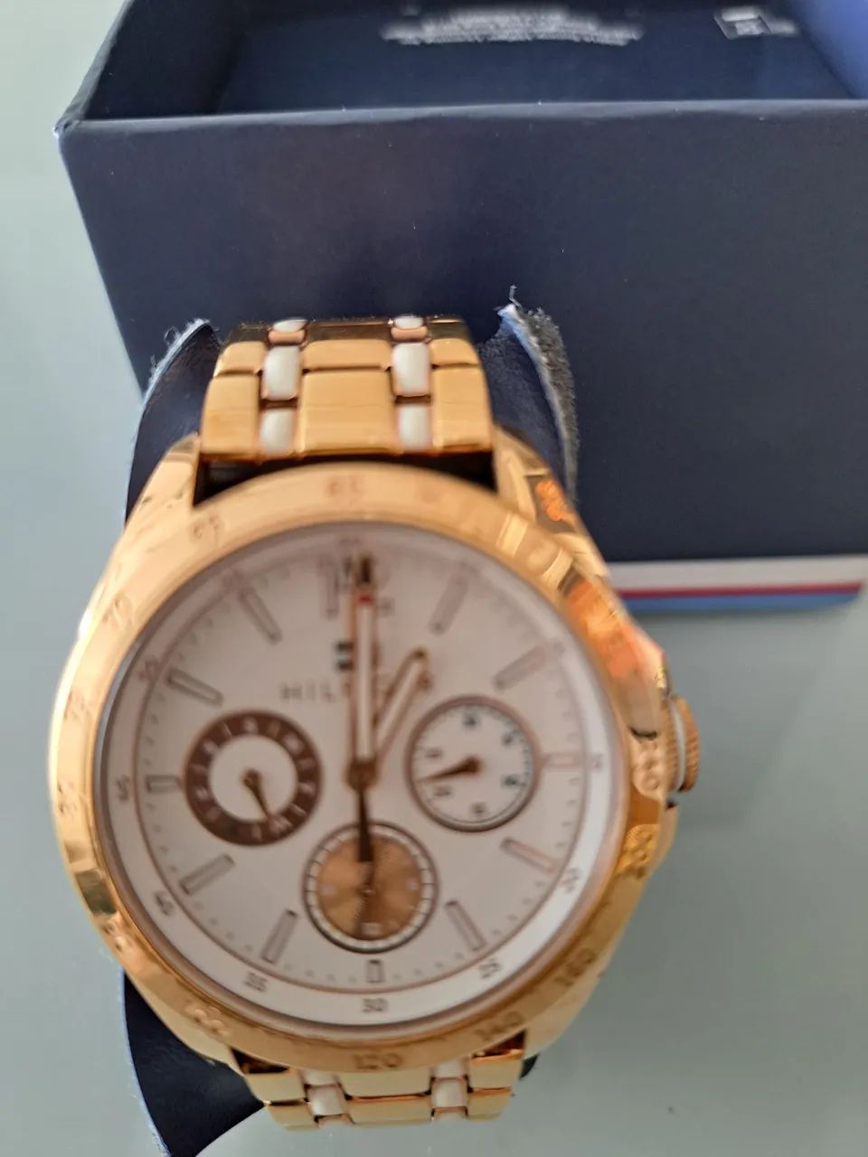 RELÓGIO  TOMMY HILFIGER - FEMININO - PULSEIRA AÇO  DOURADO - Foto 2