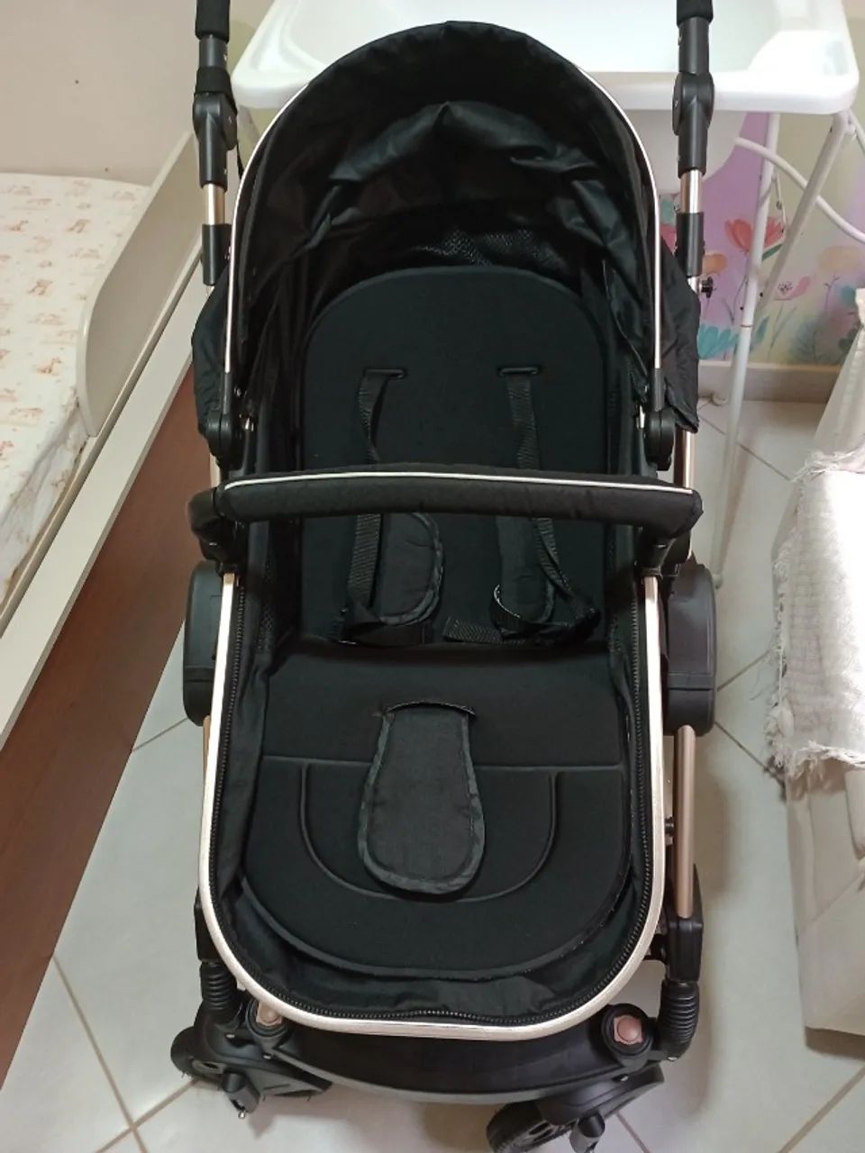Carrinho com bebê conforto, banheiro com suporte e mini berço  - Foto 2