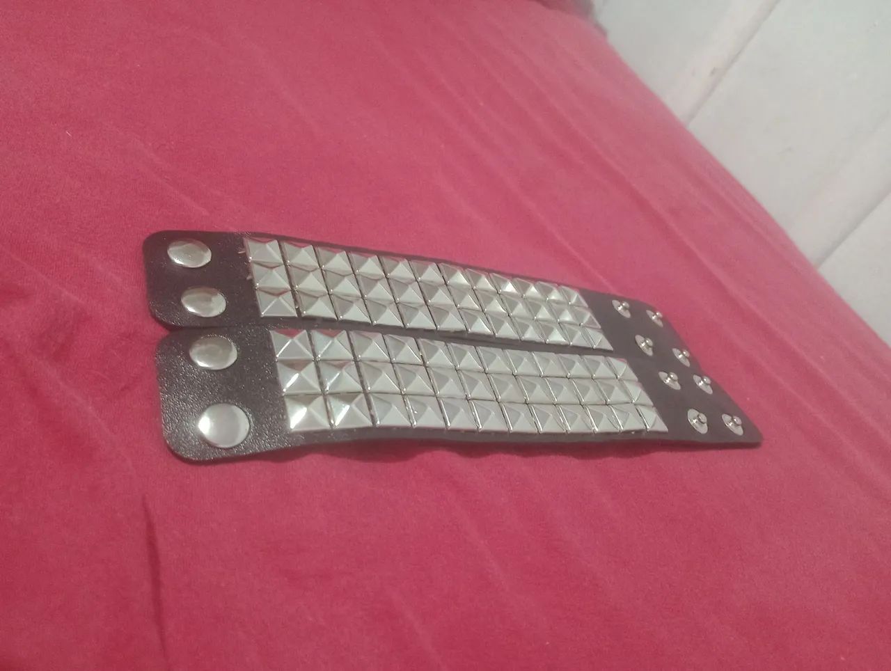 Kit 2 pulseira rebite - Foto 3