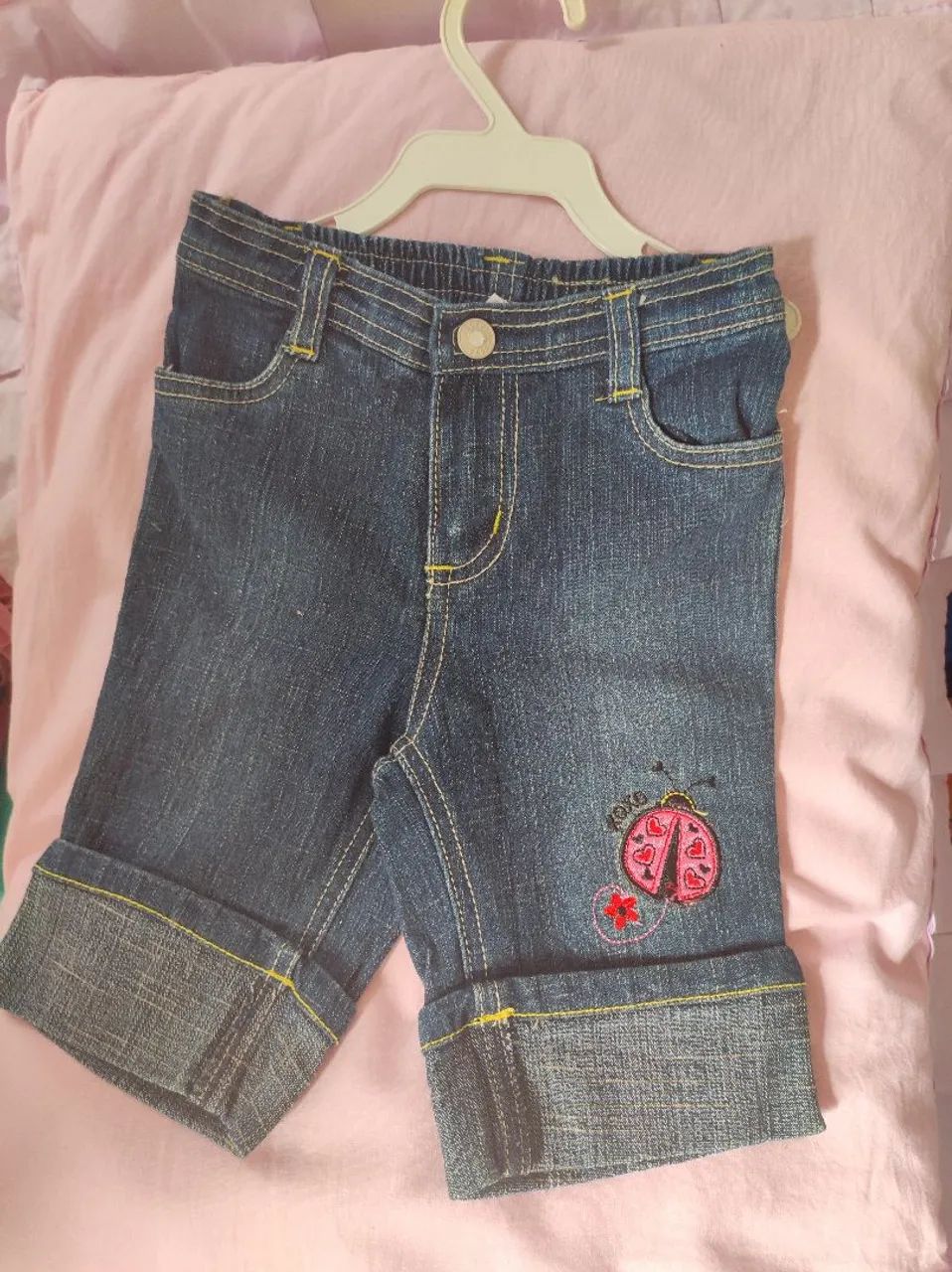Calça jeans com bordados 