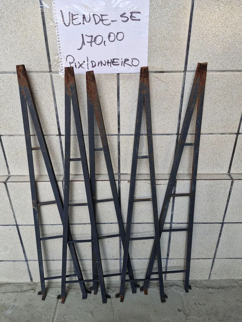 Suporte de ferro para telhas