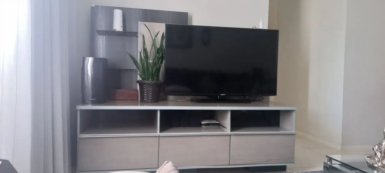 Rack com 3 gavetas para TV 50 polegadas. 1,73cm de largura. Tonalidade cinza.
