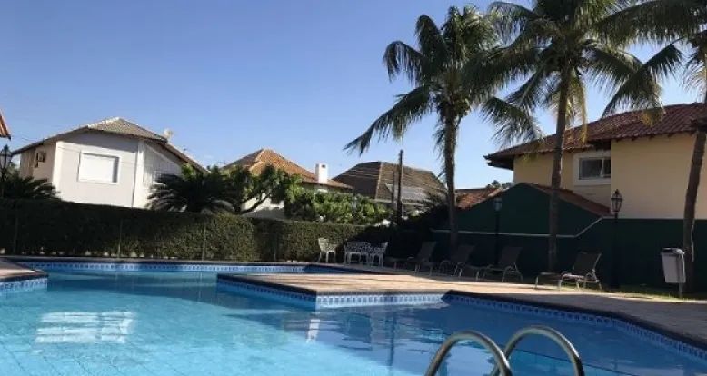 VENDO Casa em Condomínio Fechado