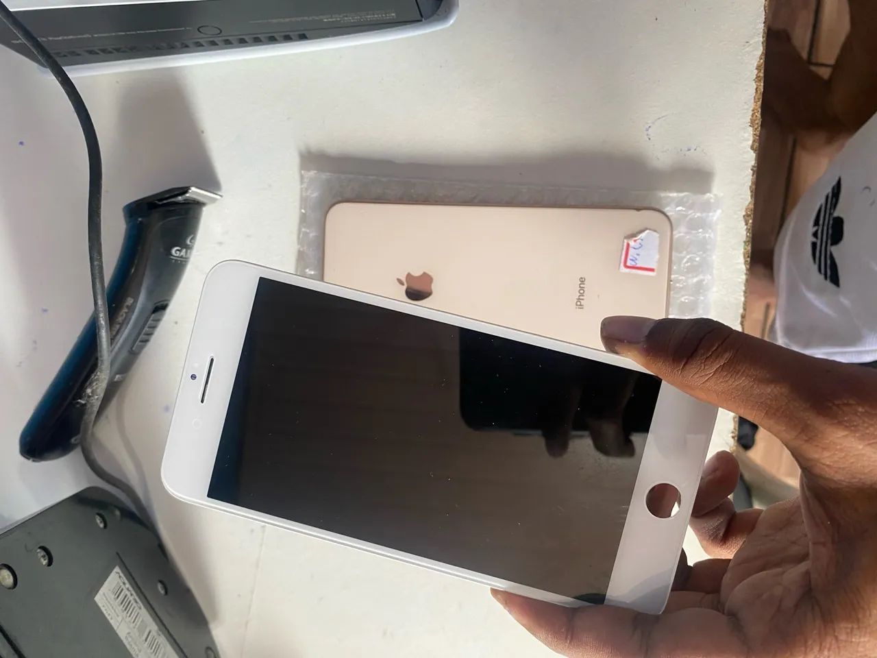 iPhone 8 Plus queimado + tela nova (posso vender separadamente) - Foto 3