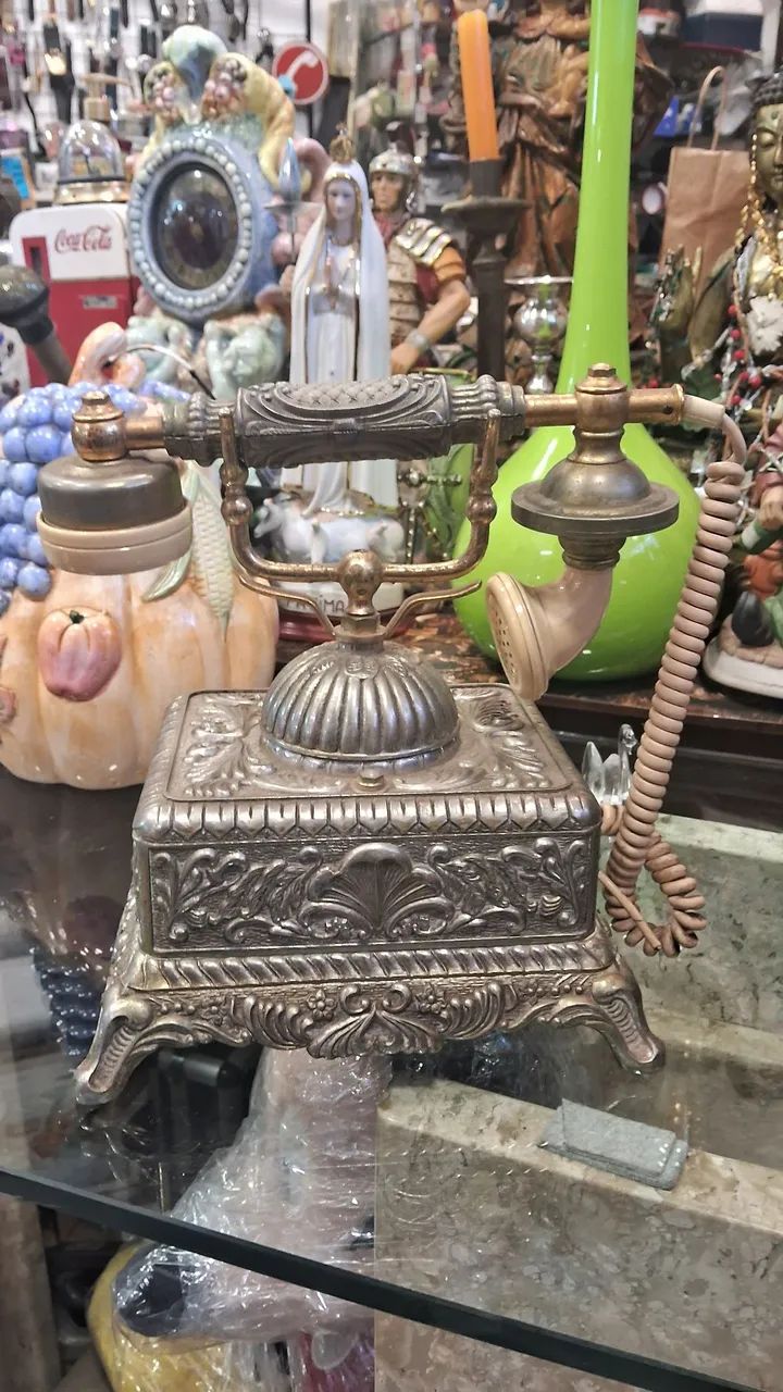 telefone  estilo imperial ou barroco com disco de discagem rotativo e estrutura  - Foto 4
