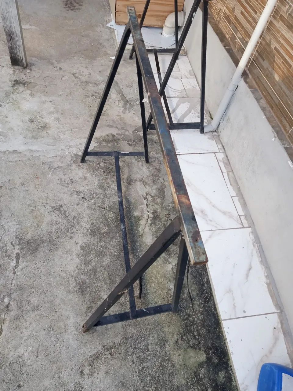 Cavalete de metal, usado e bem conservado 