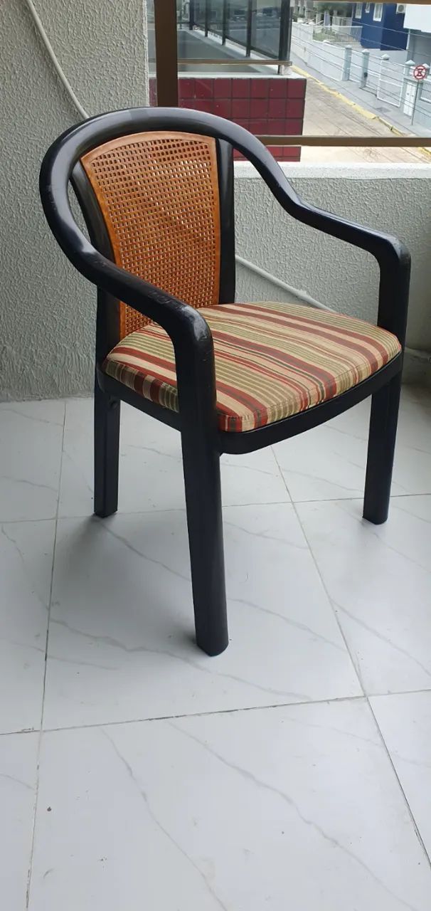 Lote com 8 Cadeiras com Braços - Foto 2