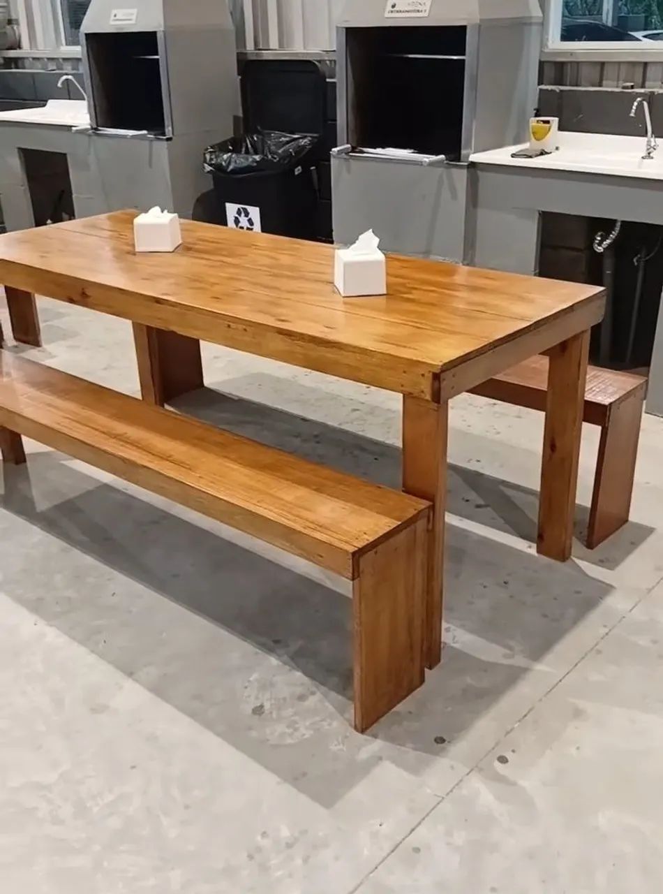 Mesa de madeira maciça para churrasco com bancos