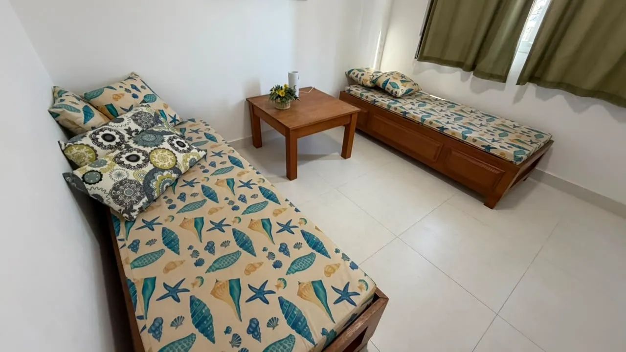Conjunto camas solteiro madeira maciça + mesa - Foto 2