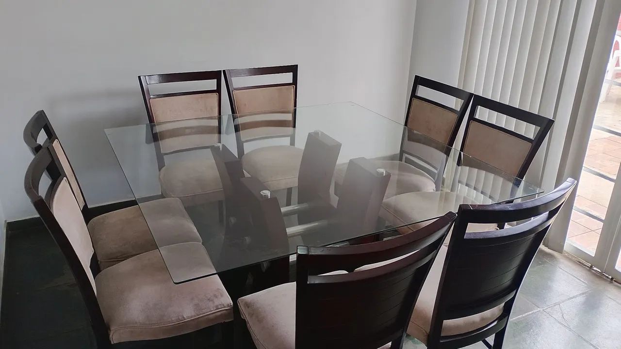Mesa de Jantar de Vidro e Madeira com 8 cadeiras Almofadadas - Foto 3