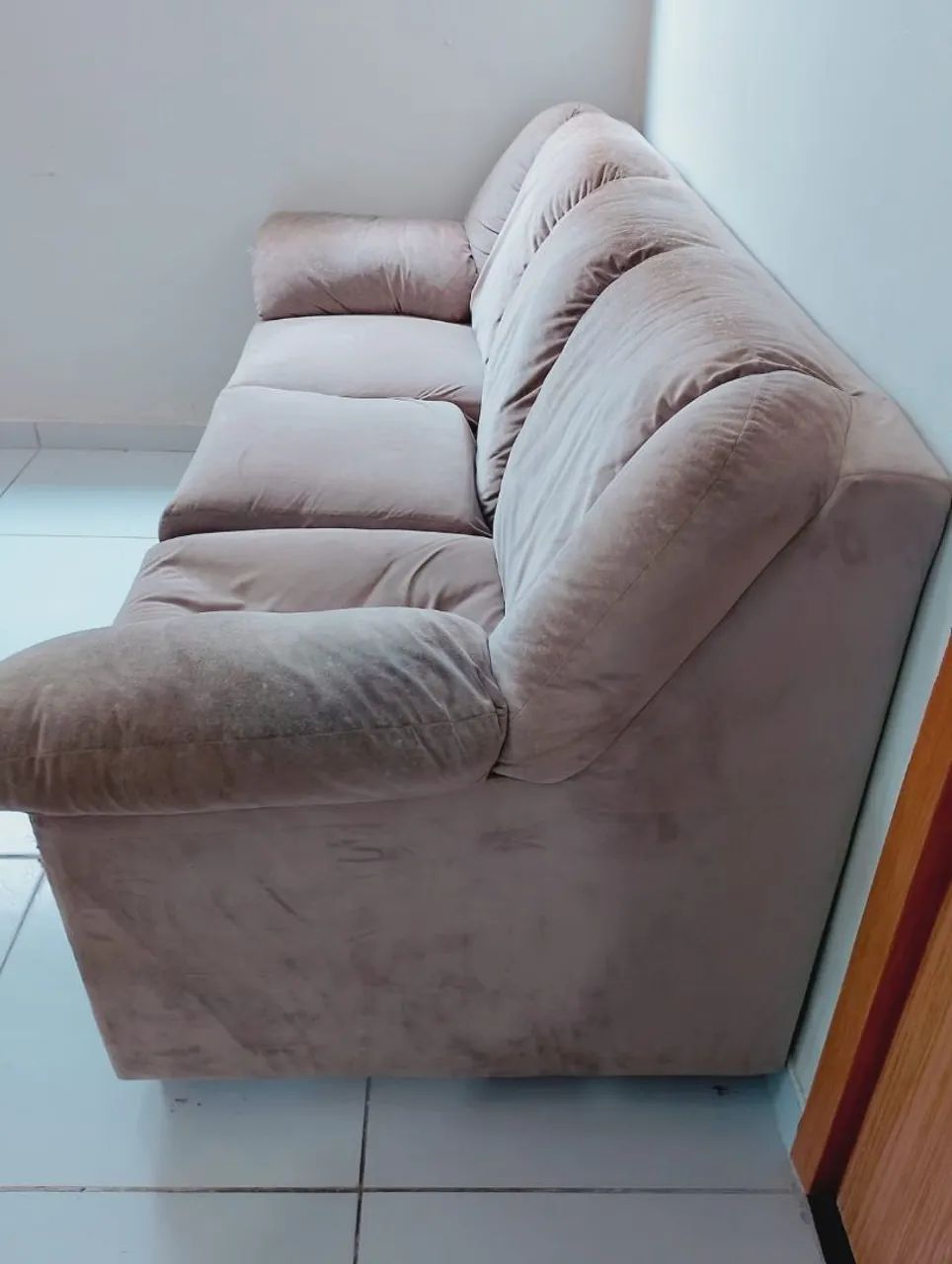 Sofá veludo três lugares - Foto 4