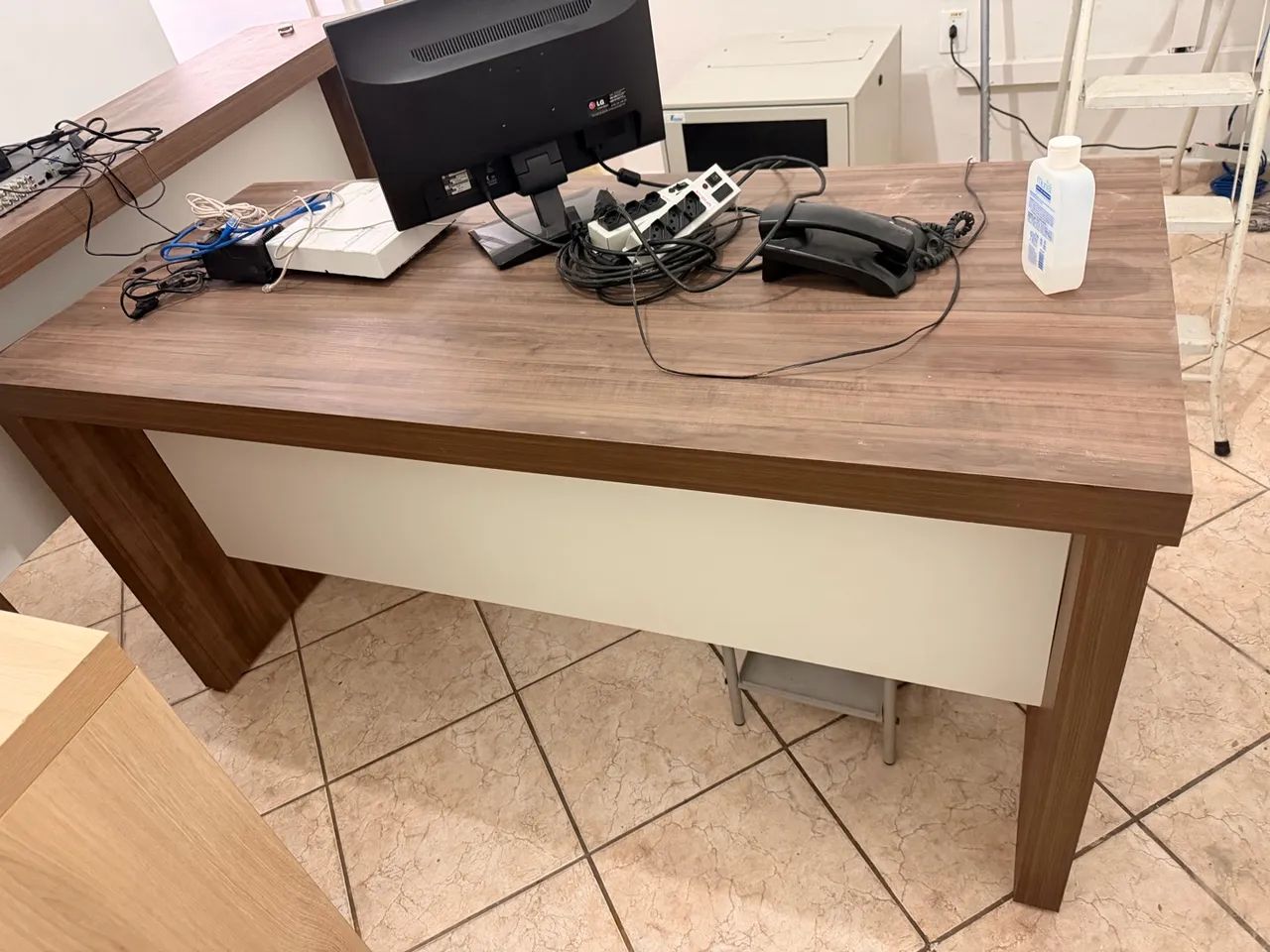 Mesa de escritório e cadeira em tecido  - Foto 3