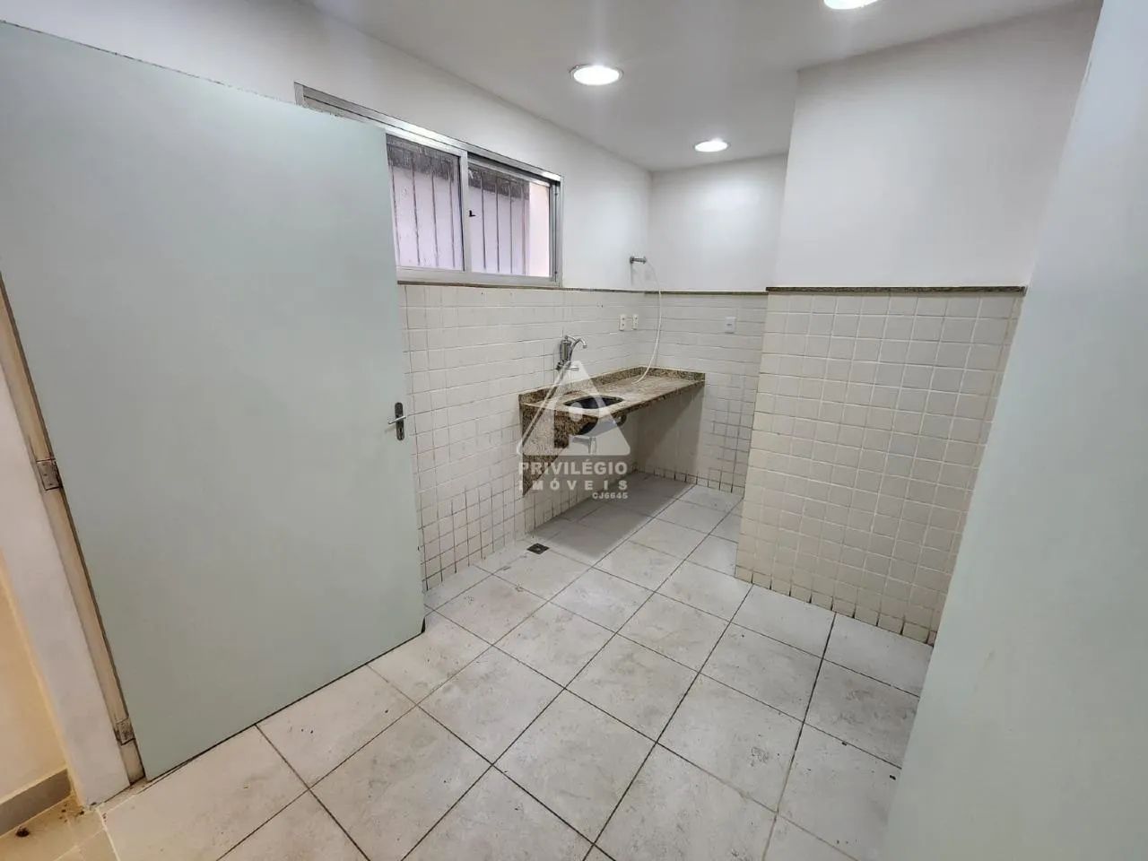 Loja 180m² | Posto 5 Copacabana | Quadra da Praia | Grande Fluxo | Com Banheiros Acessívei - Foto 12