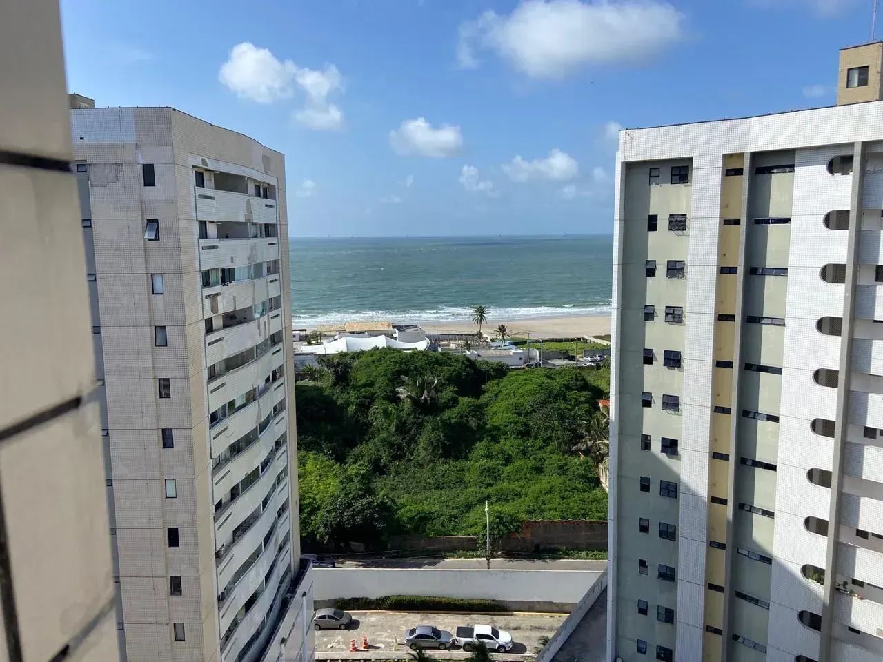 Com vista para o mar, muito ventilado 1 suíte e 1 quarto mobiliado