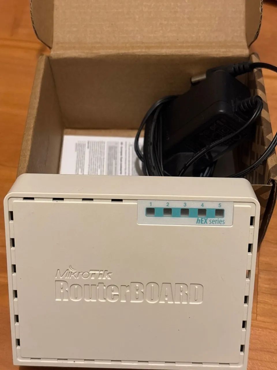 Mikrotik RB750Gr3 Gigabit - Perfeito estado - Foto 3
