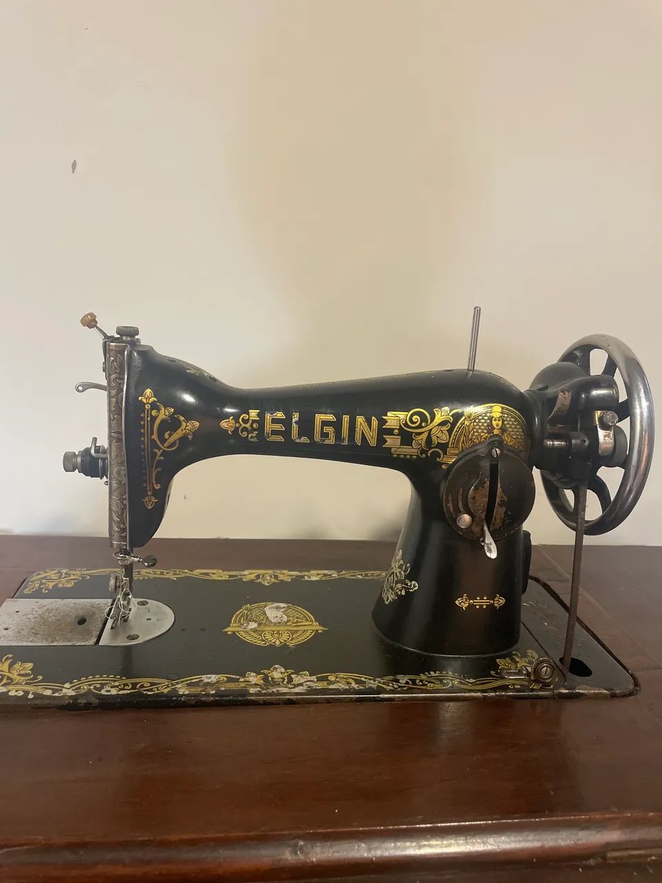Máquina de costura Singer com mesa! - Foto 3
