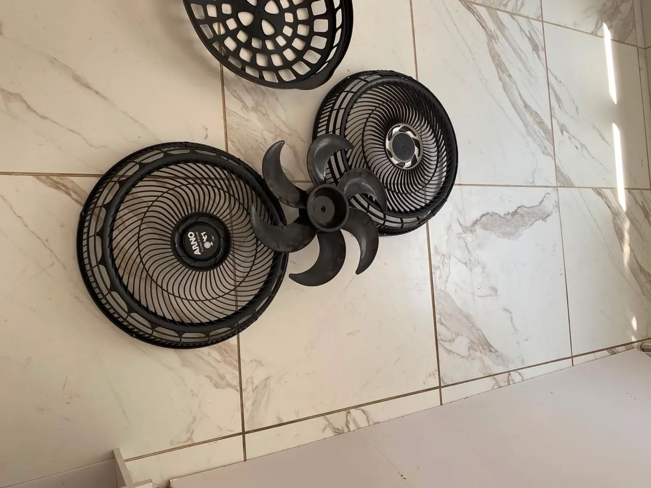 Grade de ventilador com hélice 