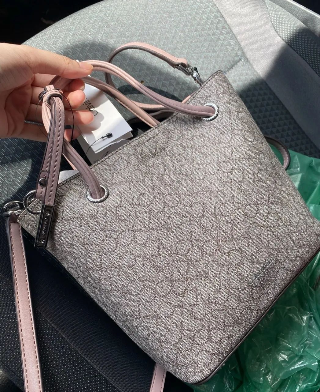 Bolsa Calvin Klein semi nova, bem conservada 