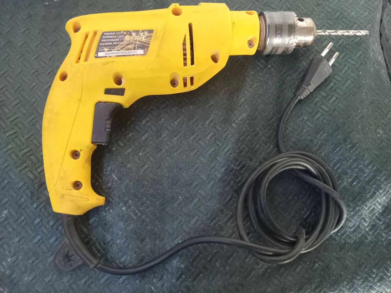 Furadeira elétrica com fio 220V<br>Usada, funcionando.<br>Valor: R$ 180