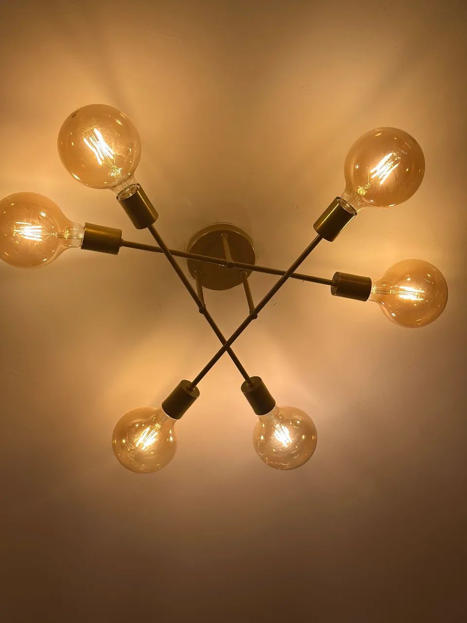 Luminária dourada teto