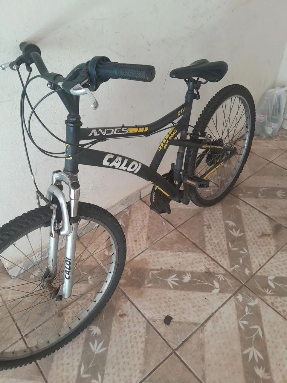  Bicicleta aro 26 com 21 marchas, ótimo pra quem gosta de adrenalina. - Foto 2