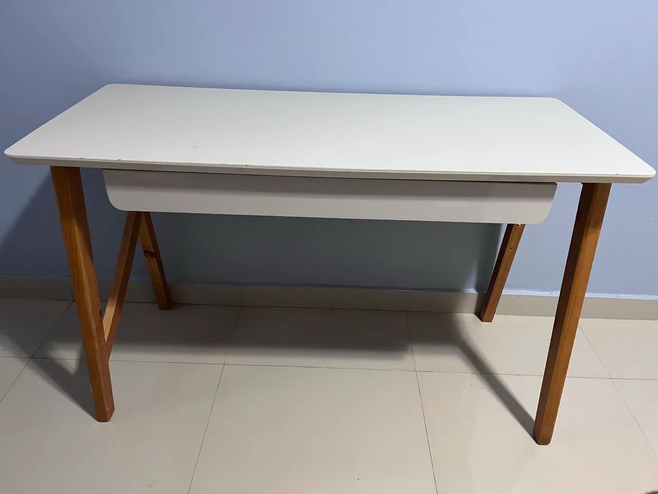 Mesa de estudo com gaveta