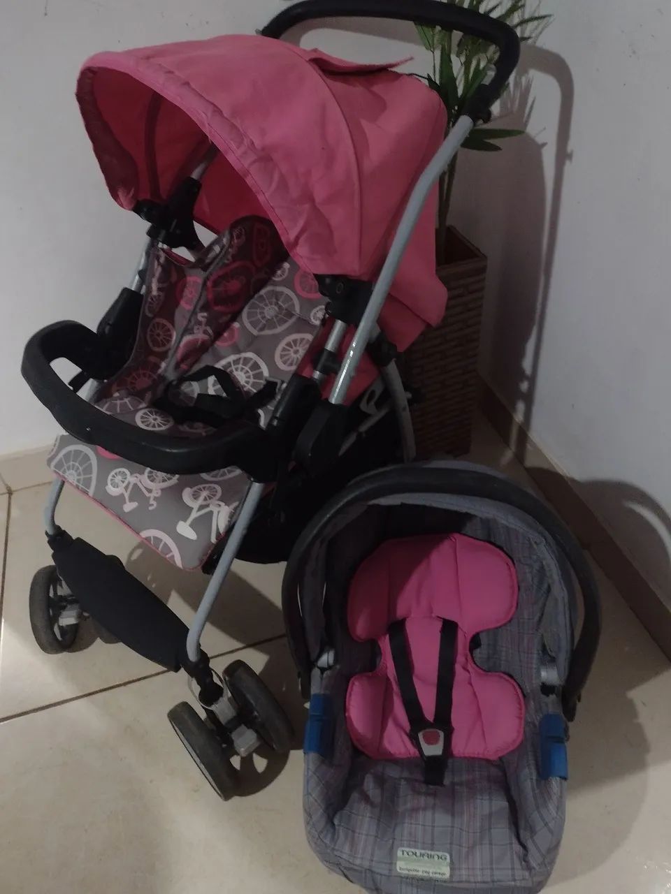 Carrinho com bebê conforto 