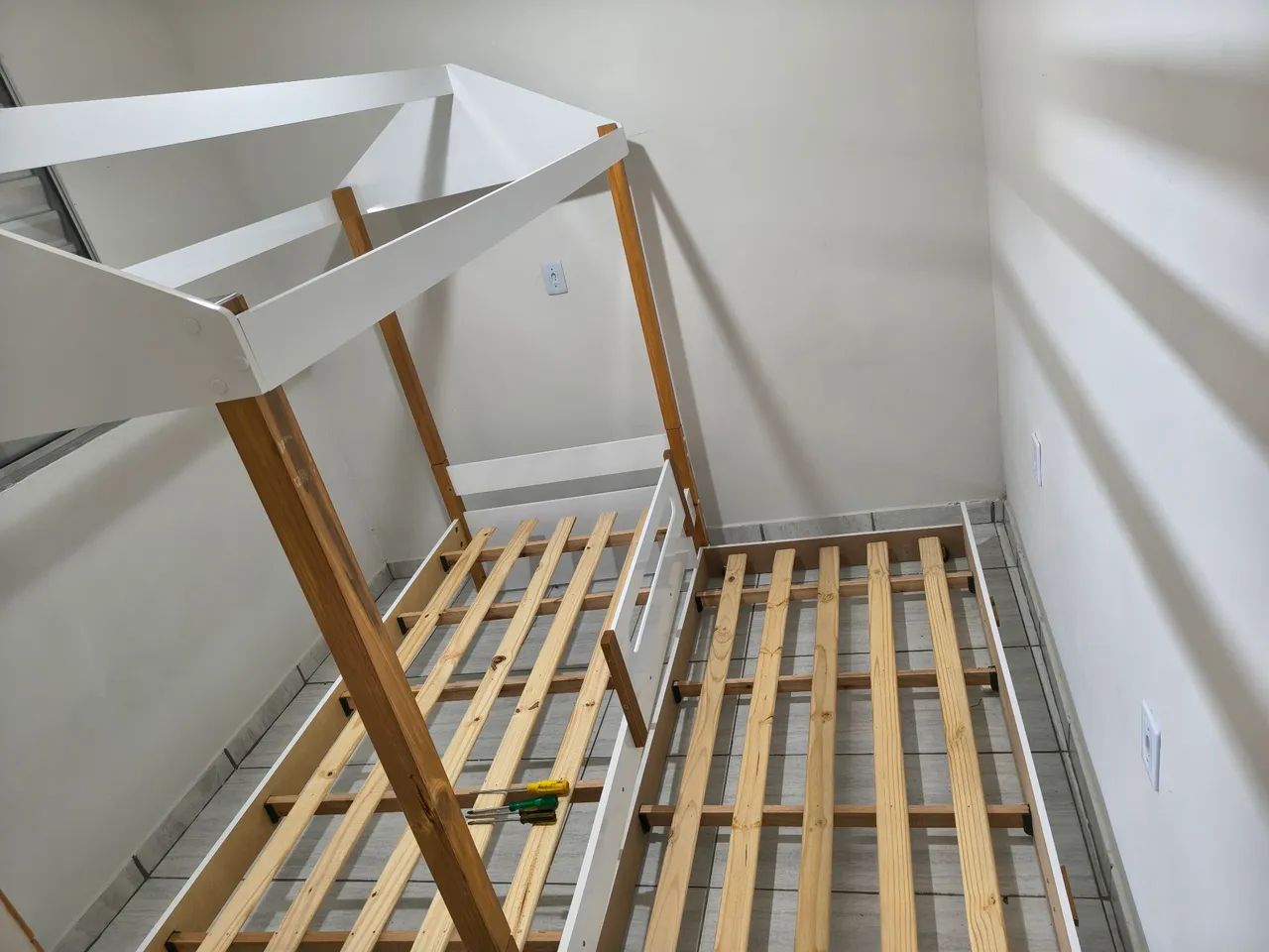 Vendo cama infantil com coma auxiliar  - Foto 2