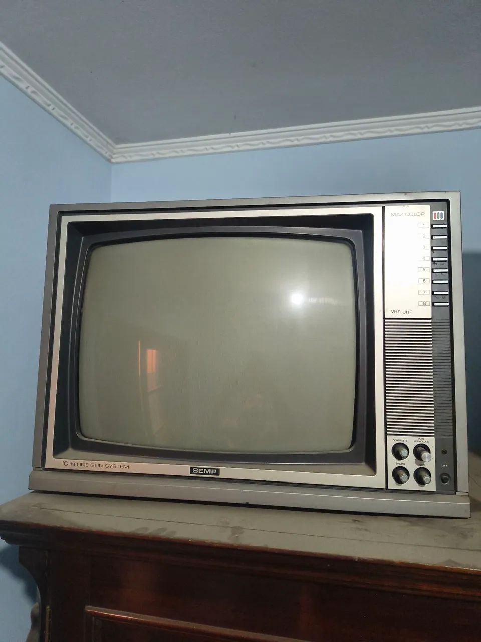 Televisão antiga de tubo funcionando 