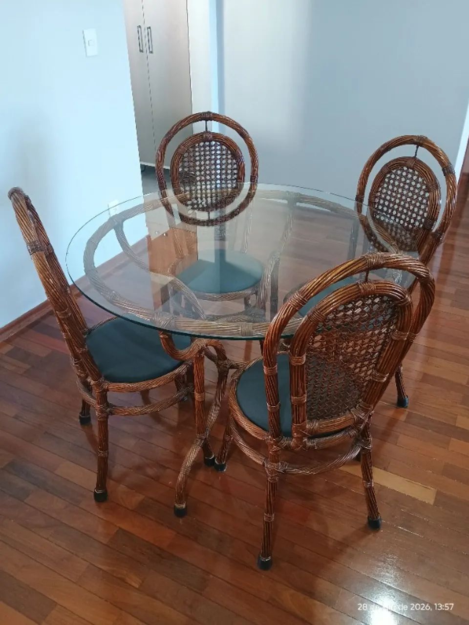 MESA DE JANTAR REDONDA EM RATAN COM 4 CADEIRAS