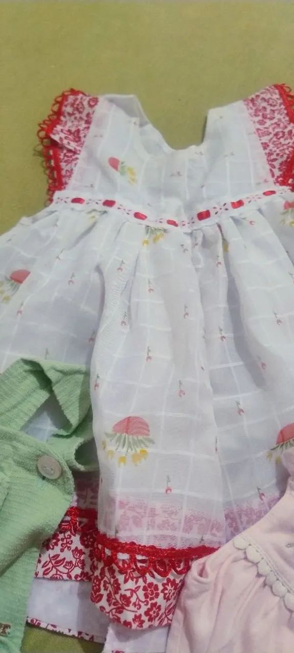 Vestido bebê e macacão 