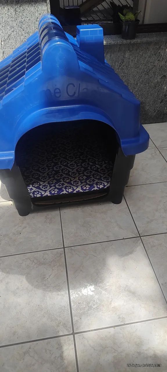 Casinha grande de plástico com colchonete. 