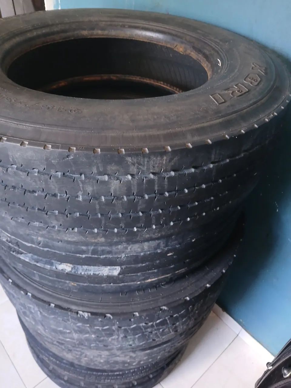 Vendo 6 pneus 215 para caminhão3/4 - Foto 3