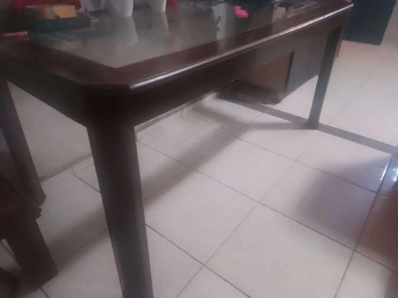 Mesa de madeira com tapa de vidro  - Foto 2