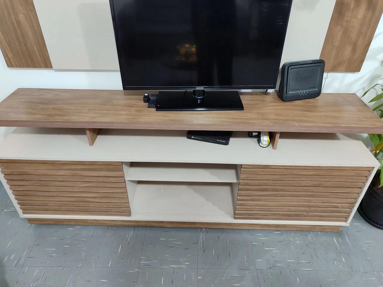 ESTANTE HACK COM PAINEL MARROM BEGE - Foto 2