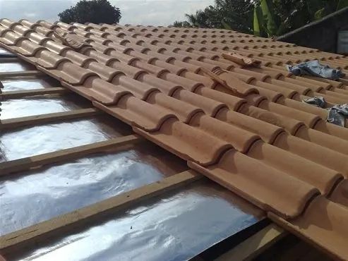 Concerto de telhados e aplicação de mantas